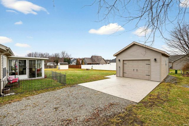 606 Timberlane Drive, Kendallville, IN 46755