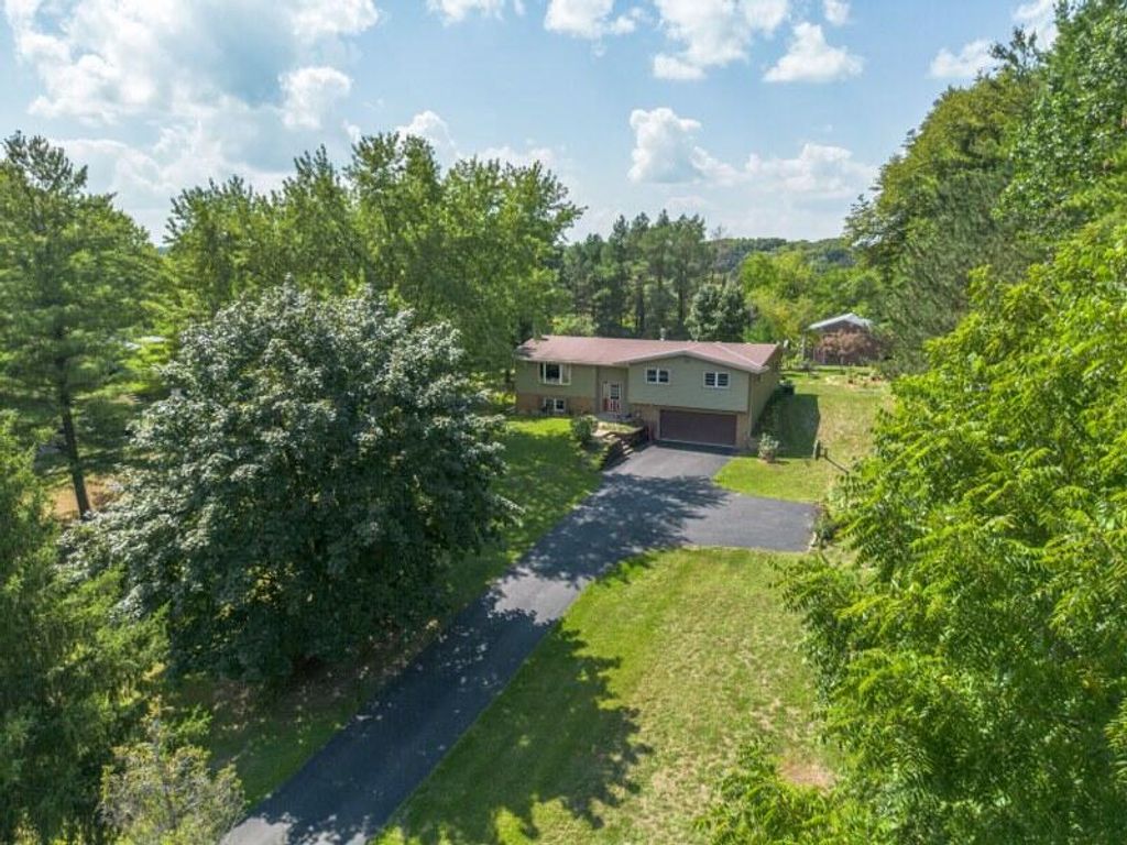 N7403 Switzke ROAD, Watertown, WI 53094