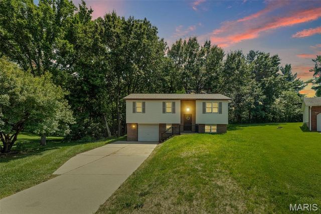 410 Saint Anthony Drive, Godfrey, IL 62035