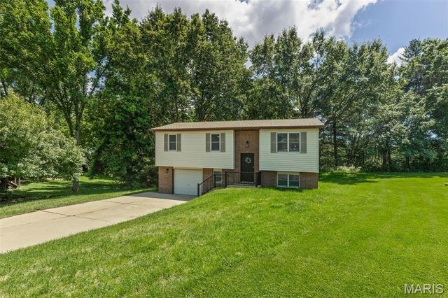 410 Saint Anthony Drive, Godfrey, IL 62035