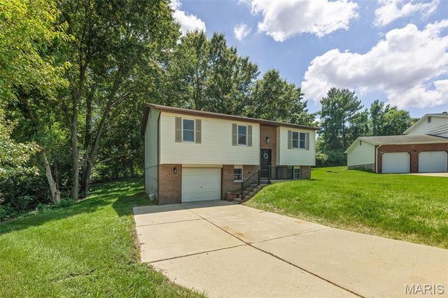 410 Saint Anthony Drive, Godfrey, IL 62035