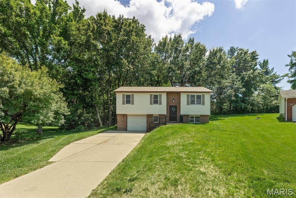 410 Saint Anthony Drive, Godfrey, IL 62035