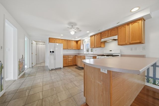 9 Photine Dr, Lowell, MA 01854