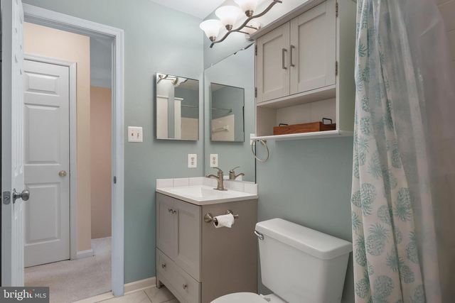 14722 STREAM POND DR, Centreville, VA 20120