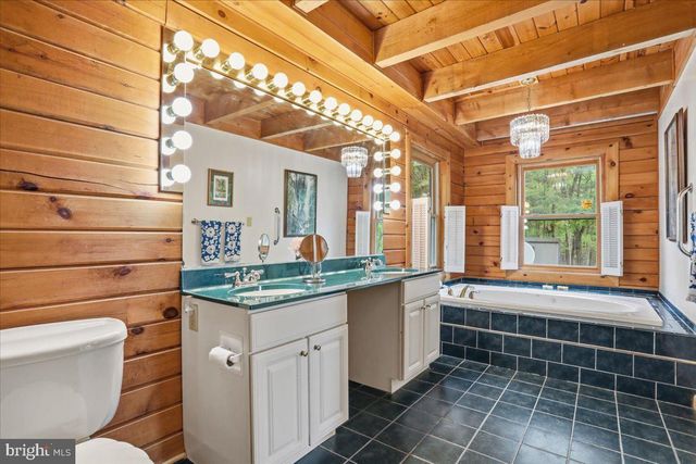 1052 PARKSIDE DR, Berkeley Springs, WV 25411