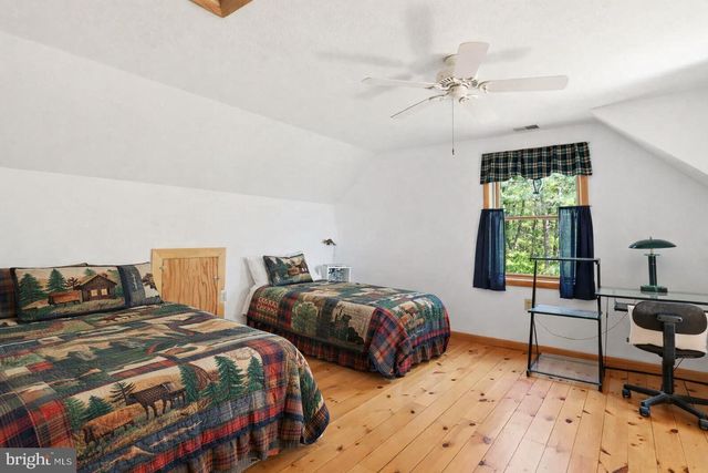 1052 PARKSIDE DR, Berkeley Springs, WV 25411