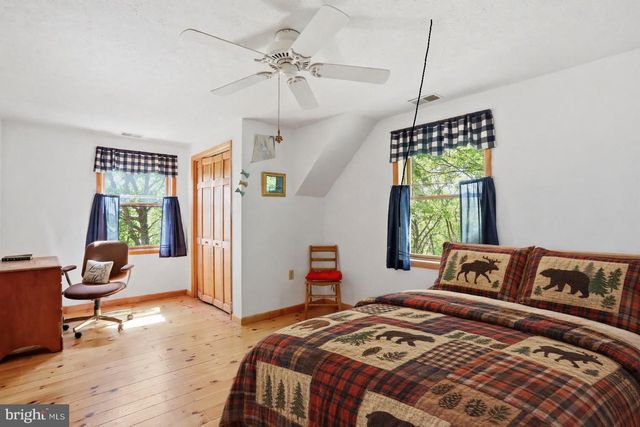 1052 PARKSIDE DR, Berkeley Springs, WV 25411