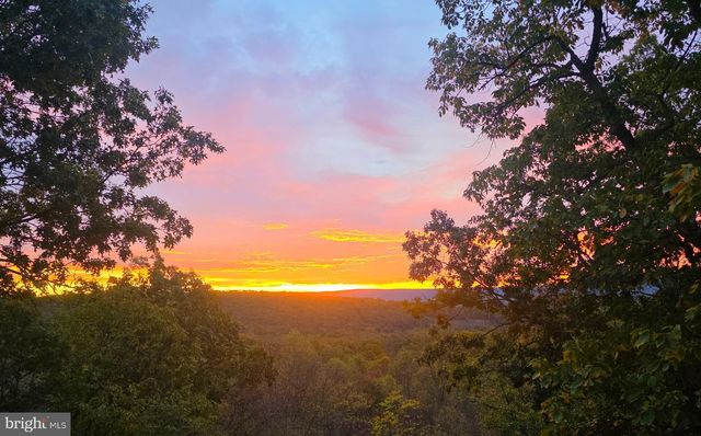 1052 PARKSIDE DR, Berkeley Springs, WV 25411