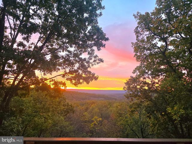 1052 PARKSIDE DR, Berkeley Springs, WV 25411