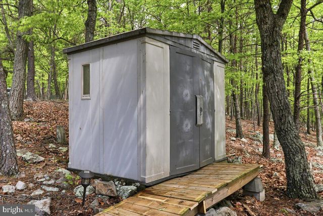 1052 PARKSIDE DR, Berkeley Springs, WV 25411