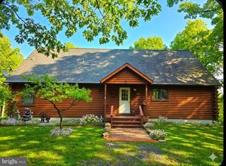 1052 PARKSIDE DR, Berkeley Springs, WV 25411