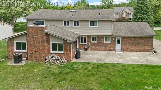1916 Squirrel Valley Drive, Bloomfield Hills, MI 48304