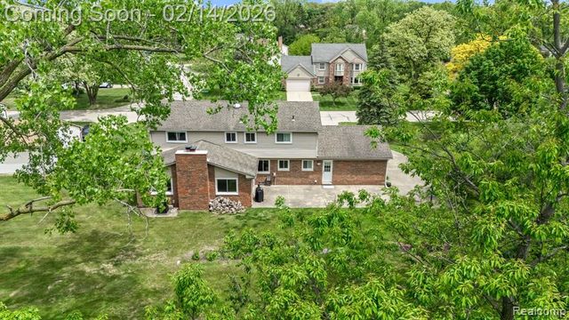 1916 Squirrel Valley Drive, Bloomfield Hills, MI 48304