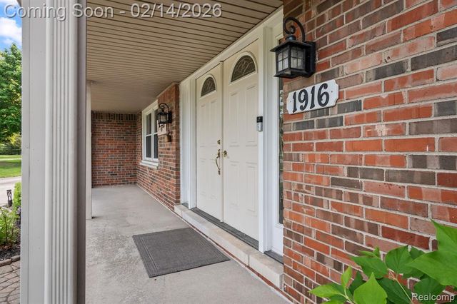 1916 Squirrel Valley Drive, Bloomfield Hills, MI 48304