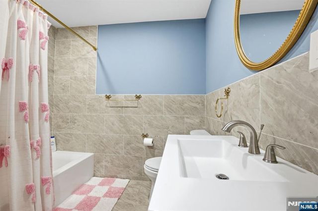 301 Roosevelt Avenue, Hasbrouck Heights, NJ 07604