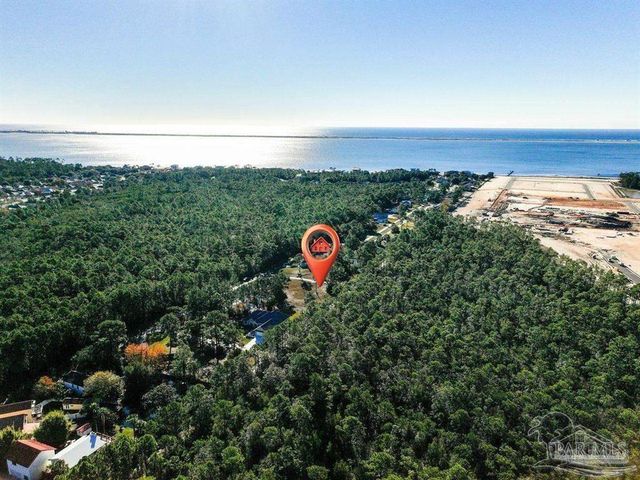 1810 W Smugglers Cove Dr, Gulf Breeze, FL 32563