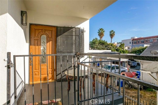 1748 N Kenmore Avenue 203, Los Angeles, CA 90027