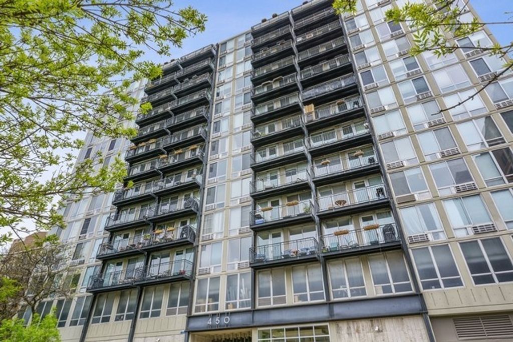 Image 1 of property listing at 450 W Briar Place 6M, Chicago, IL 60657