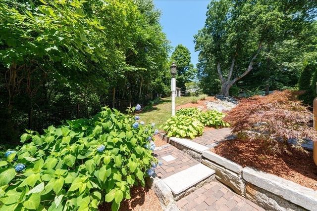2 Tammie Rd, Hopedale, MA 01747