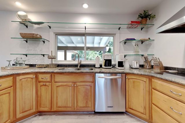 909 Newcastle Ct, Modesto, CA 95355