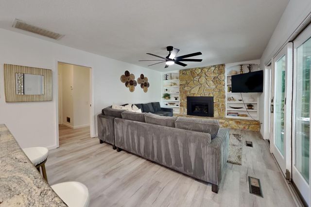 909 Newcastle Ct, Modesto, CA 95355