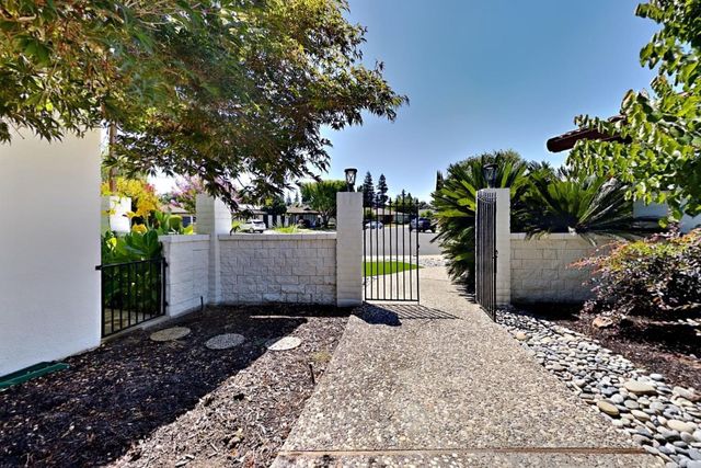 909 Newcastle Ct, Modesto, CA 95355