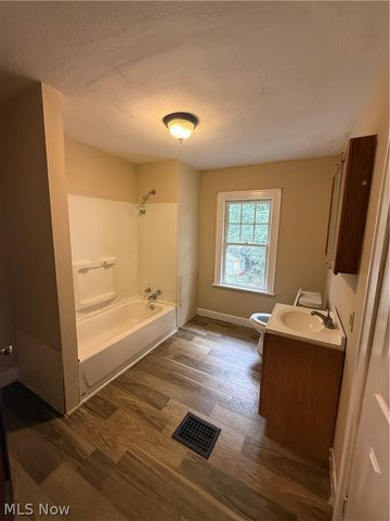 130 E Emerling Avenue, Akron, OH 44301