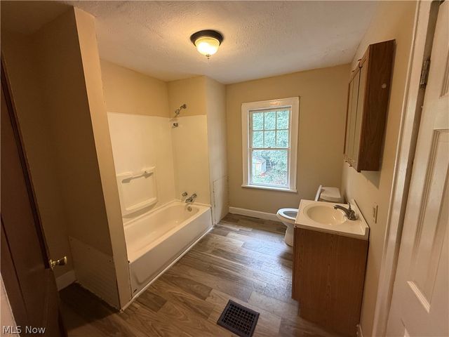 130 E Emerling Avenue, Akron, OH 44301