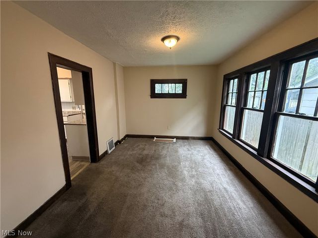 130 E Emerling Avenue, Akron, OH 44301