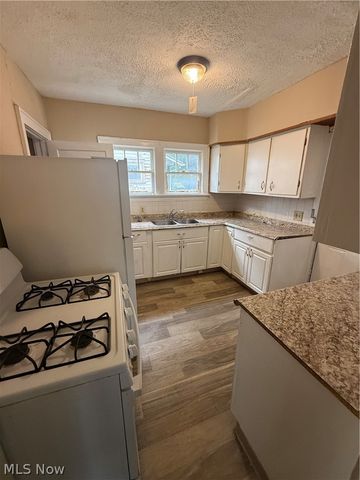 130 E Emerling Avenue, Akron, OH 44301