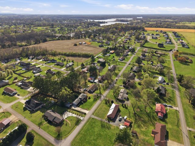 303 Kelly Dr, Decherd, TN 37324