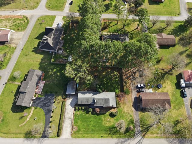 303 Kelly Dr, Decherd, TN 37324