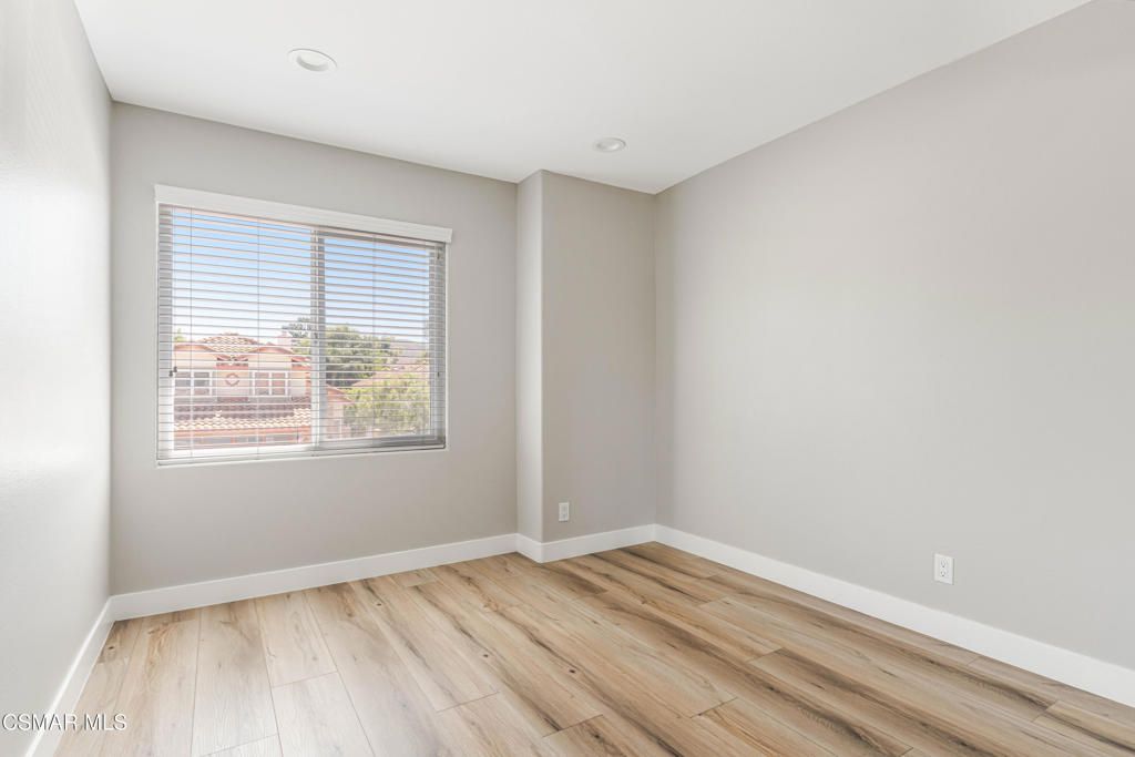 Image 17 of property listing at 493 Messina Place, Oak Park, CA 91377