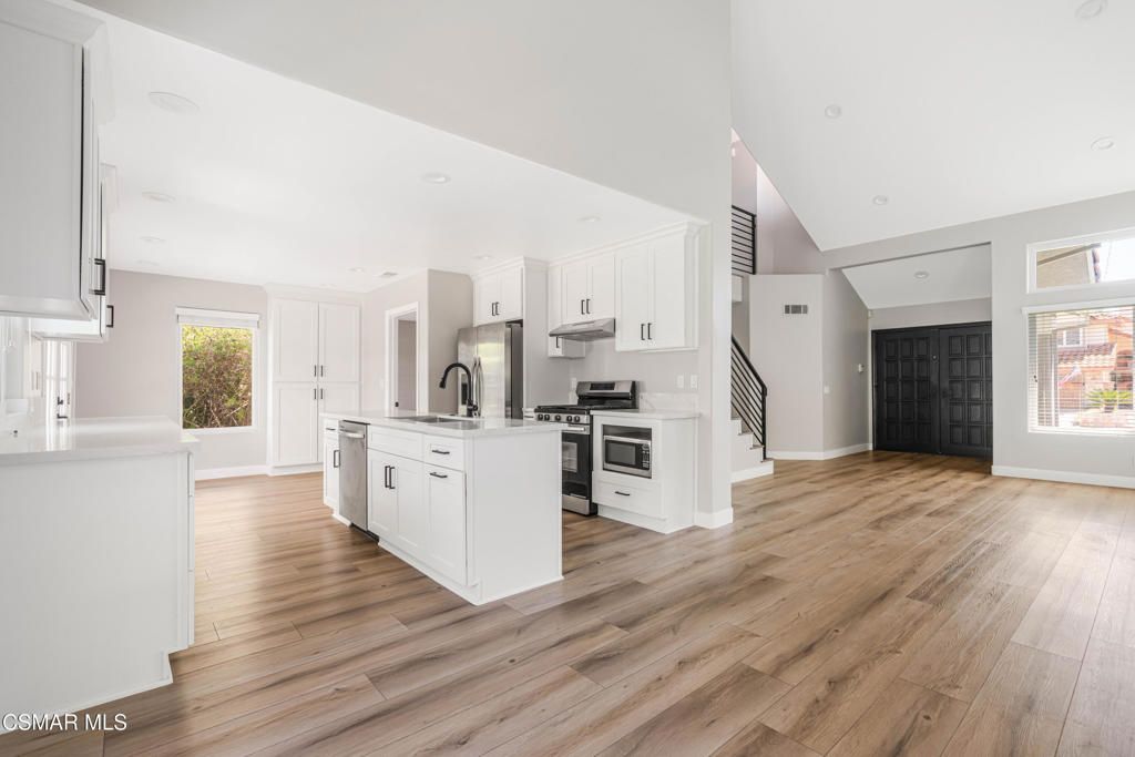 Image 3 of property listing at 493 Messina Place, Oak Park, CA 91377