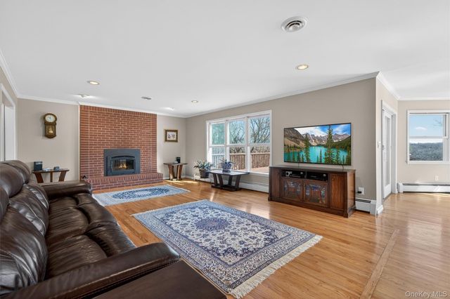 18 Almond Tree Lane, Warwick, NY 10990