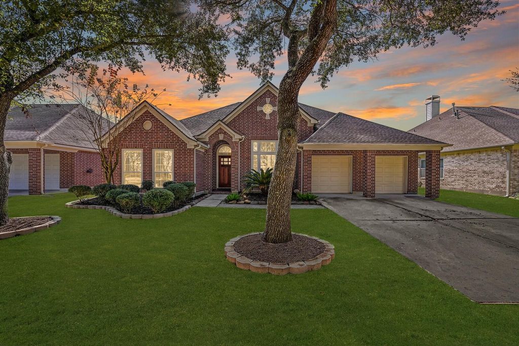 3118 Red Maple Drive, Friendswood, TX 77546