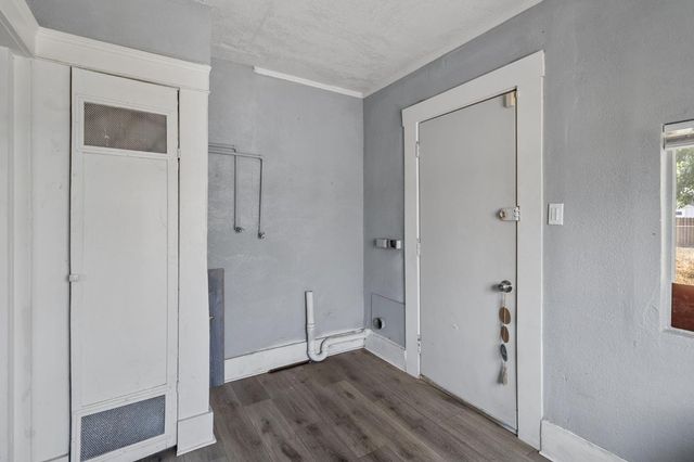 1211 E Clinton Avenue, Fresno, CA 93704