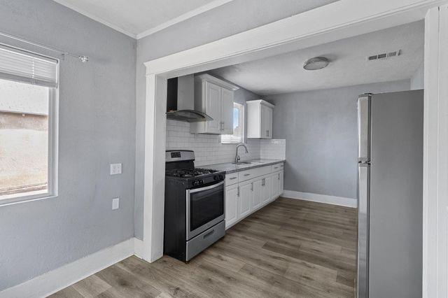 1211 E Clinton Avenue, Fresno, CA 93704