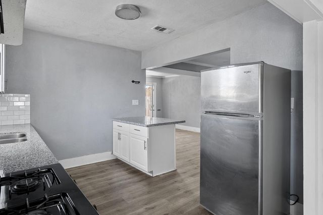 1211 E Clinton Avenue, Fresno, CA 93704