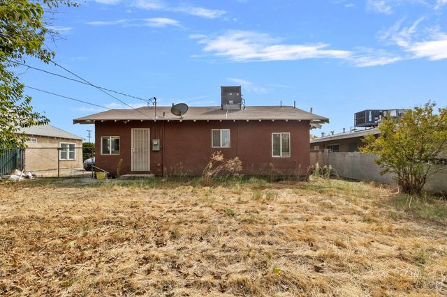 1211 E Clinton Avenue, Fresno, CA 93704