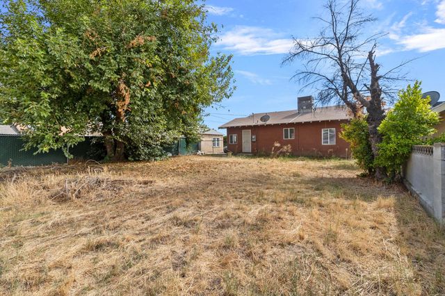 1211 E Clinton Avenue, Fresno, CA 93704