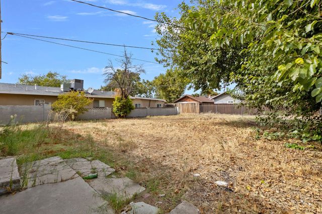 1211 E Clinton Avenue, Fresno, CA 93704