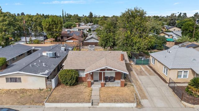 1211 E Clinton Avenue, Fresno, CA 93704