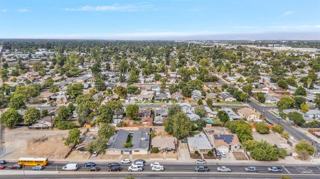 1211 E Clinton Avenue, Fresno, CA 93704