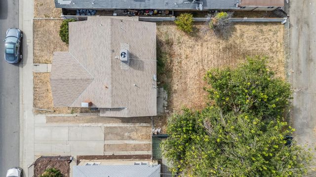 1211 E Clinton Avenue, Fresno, CA 93704
