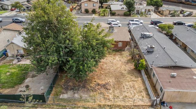 1211 E Clinton Avenue, Fresno, CA 93704