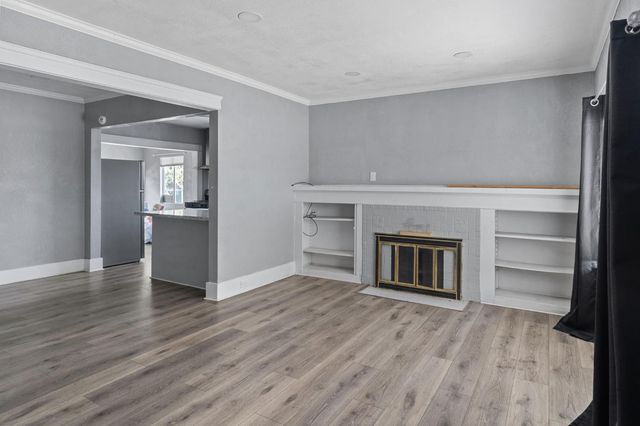 1211 E Clinton Avenue, Fresno, CA 93704