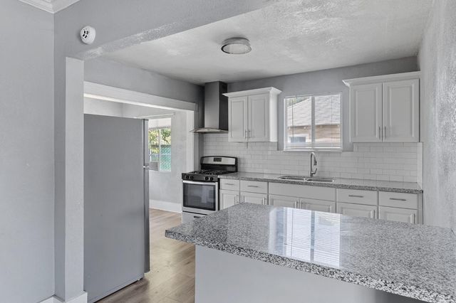 1211 E Clinton Avenue, Fresno, CA 93704