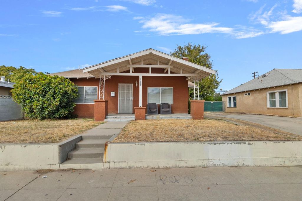 Image 1 of property listing at 1211 E Clinton Avenue, Fresno, CA 93704