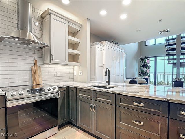 2745 1st ST 111, Fort Myers, FL 33916